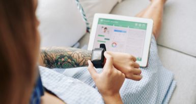 Cómo la pulsera de teleasistencia permite acceder a soluciones M2M iot para la salud y seguridad